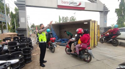 Tabrak Median Jalan, Truk Terguling Tutupi Jalan Nasional Lamongan