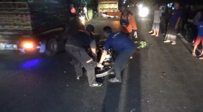 Senggolan Setir, Pengendara Motor Jatuh Tertabrak Mobil Box Misterius di Jombang