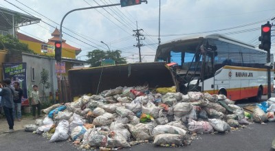 Bus Harapan Jaya Terobos Lampu Merah, Tabrak Truk di Mojokerto