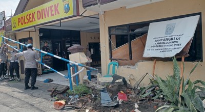 Truk Tabrak Kantor Polsek Diwek, Diduga Sopir Lelah