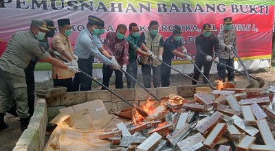 Kejari Jombang Musnahkan Barang Bukti 246 Perkara, Cukai dan Narkotika Meningkat
