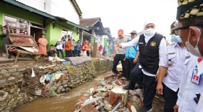 Gubernur Khofifah Bantu Warga Terdampak Banjir di Banyuwangi