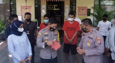 Gegara Dorong Motor, Dua Pria Babak Belur Dihajar Warga Surabaya