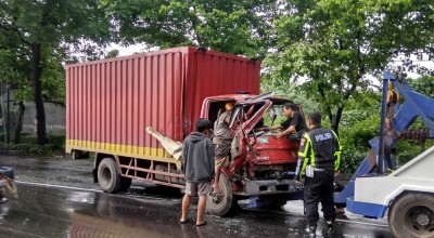 Mobil Box Tabrak Truk Tangki di Mojokerto, Sopir Terjepit
