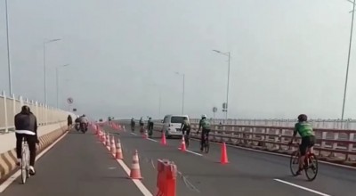 Nekat! Rombongan Pesepeda Gunakan Jalur Roda Empat di Jembatan Suramadu