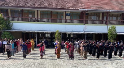 Keseruan Upacara Hari Pahlawan Berbahasa Krama Inggil di SMK PGRI 1 Ponorogo