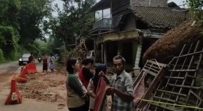 3 Rumah di Pacitan Hancur Diterjang Longsor Batu Raksasa