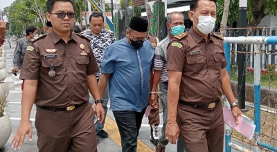 Oknum Jaksa Cabul Dikeler Berjalan Kaki ke Lapas Jombang