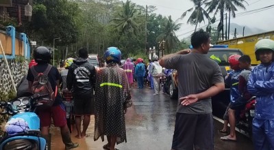 Jalan Raya Ponorogo-Pacitan Lumpuh Akibat Luapan Sungai Grindulu
