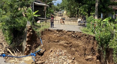 Jembatan Kunti Ponorogo Ambrol, Sungai Meluap Bawa Banyak Sampah