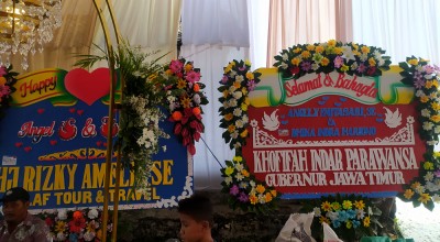 Karangan Bunga Pejabat Hiasi Pernikahan Kades Cantik Lamongan