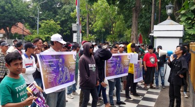 Kompi Jatim Demo di Balai Kota, Tuntut Armuji Hentikan Aksi Pansos