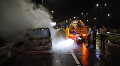 Mobil Serena Berisi 6 Penumpang Terbakar di Tol Singosari, Malang