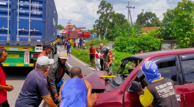 Mobil Tabrak Ekor Truk Tronton di Jombang, 4 Orang Satu Keluarga Terluka