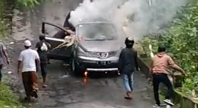 Mobil Berisi 4 Penumpang Terbakar di Sendi Pacet Mojokerto