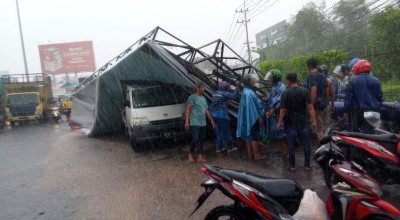 Reklame di Sidoarjo Roboh Diterjang Hujan Angin, Timpa 4 Motor dan 1 Mobil