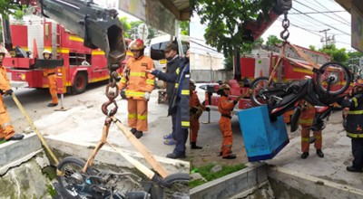 Motor Sales Obat di Surabaya Tercebur Sungai Gegara Tersenggol Palanggan Apotek