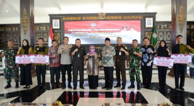 Bupati Mundjidah Berikan Reward Dana Pendidikan Bagi Anggota Paskibraka Jombang