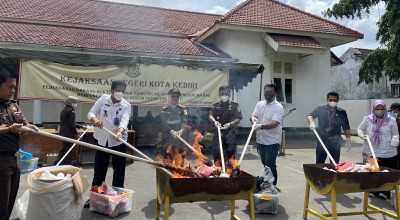 Puluhan Gram Sabu dan Senjata Tajam Dimusnahkan, BB Narkoba di Kediri Meningkat