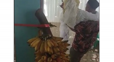 Viral Pengantin Wanita Digendong Melintasi Banjir saat Pernikahan di Bojonegoro
