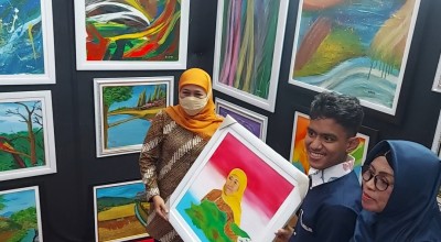 Kagumnya Khofifah Melihat Karya Pelukis Difabel dalam Pasar Seni Lukis Indonesia