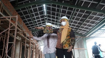 Ning Ita Sidak Proyek Tugu Alun-Alun dan Skywalk Mojokerto