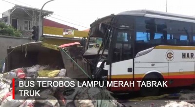 Video: Terobos Lampu Merah, Bus Tabrak Truk