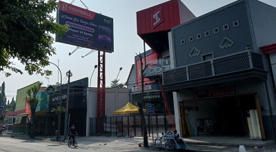 Reklame Raksasa Masih Berdiri, Meski Tak Kantongi Izin