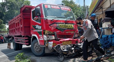 Pilihan Pembaca: Truk Seruduk Polsek Diwek dan Video Kericuhan