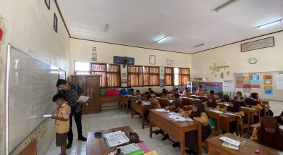 Kisah Guru Honorer Bergaji Rp200 Ribu di Kediri Rela Belikan Alat Sekolah Siswa