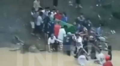 Viral Video Warga Bawa Keranda Jenazah Terjang Arus Sungai di Ponorogo