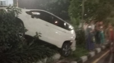 Diseruduk Nissan X-Trail, Mitsubishi Xpander Standing di Median Jalan