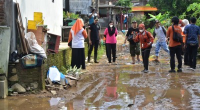 Novita Tinjau Lokasi Bencana Trenggalek: Bantu Memasak, Maksimalkan Bantuan