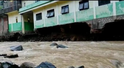 Pondasi Gedung Sekolah di Trenggalek Diterjang Banjir, Siswa Mengungsi Belajar