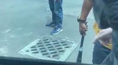 Viral Video Pria Berkacamata Dipukul Pakai Tongkat Baseball di Surabaya