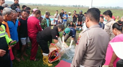 Pria Misterius Pakai Helm Ditemukan Tewas di Parit Desa Gempolan Tulungagung