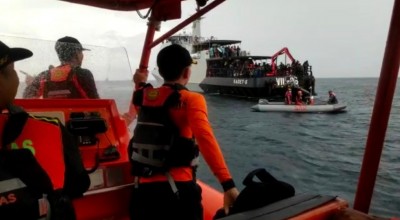 Proses Evakuasi Ratusan Penumpang Kapal Mutiara Timur I yang Terbakar di Bali