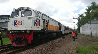 Kereta Api Kertanegara yang Mogok Berhasil Didorong ke Stasiun Tulungagung