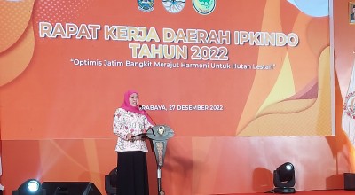 Khofifah Raih Penghargaan Pembina Penyuluh Kehutanan Terbaik