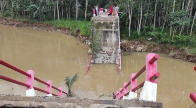 Jembatan di Pacitan Ambrol, Belasan Korban Jatuh Terbawa Arus Sungai