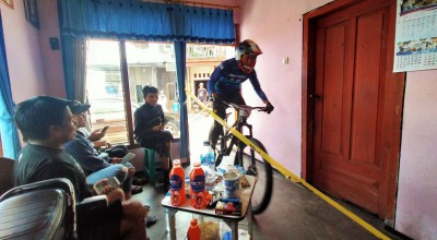 Serunya Downhill di Tengah Perkampungan Hingga Masuk Rumah Warga Kota Batu