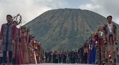 Meriahnya East Java Fashion Harmony 2022 di Bromo