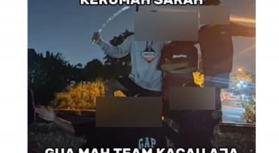 Viral Gerombolan Bocah Acungkan Sajam Disebut di Mojokerto, Gangster?