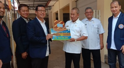 Santunan Anak Yatim hingga Pengobatan Gratis HUT ke-50 IKA Unair di Lamongan