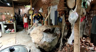 Batu Besar Menggelinding dari Tebing, Timpa Rumah Warga di Kediri