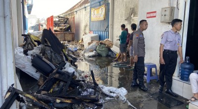 Truk Bermuatan Sofa di Mebel Nikimura Kediri Terbakar