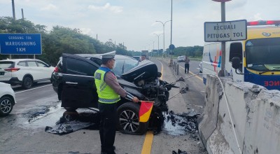 Pajero Tabrak Pembatas Jalan Tol Sumo, Satu Orang Tewas, 3 Terluka