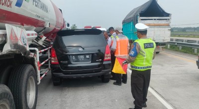 Sopir Ngantuk, Innova Tabrak Truk Pertamina di Tol Mojokerto