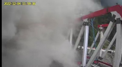 APG Erupsi Gunung Semeru Melintas di Jembatan Gladak Perak, Lumajang