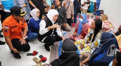 Tinjau Posko Korban Semeru, Khofifah Bagikan Bantuan untuk Pengungsi